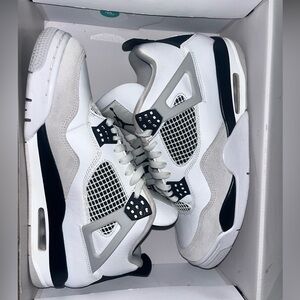 Used Jordan 4’s Military black size 10.5.